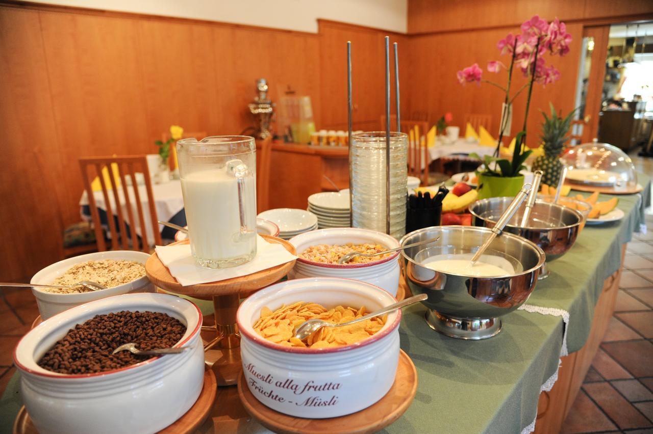 Hotel Pension Schweitzer シランドロ エクステリア 写真